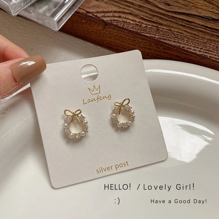 Round Wreath Bow Pearl Stud Earrings Elegant Trend Fashion Korean Women Jewelry Simple Pearl Stud Earrings Small Zircon Ear Clip Espiga Jewelry
