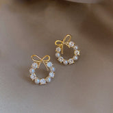 Round Wreath Bow Pearl Stud Earrings Elegant Trend Fashion Korean Women Jewelry Simple Pearl Stud Earrings Small Zircon Ear Clip Espiga Jewelry