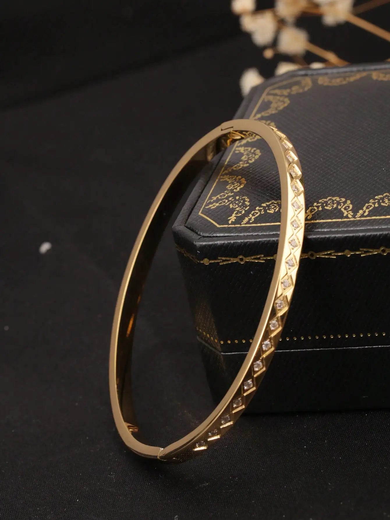1 Piece of European and American Geometric Rhombus-Shaped Bracelet with Rhinestones, 18K Gold-Plated Women&
