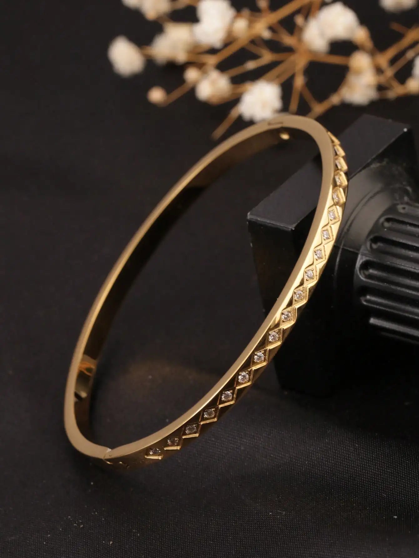 1 Piece of European and American Geometric Rhombus-Shaped Bracelet with Rhinestones, 18K Gold-Plated Women&