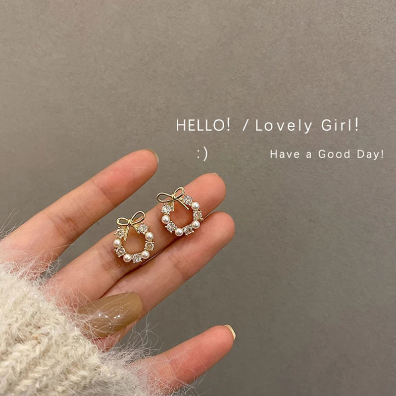 Round Wreath Bow Pearl Stud Earrings Elegant Trend Fashion Korean Women Jewelry Simple Pearl Stud Earrings Small Zircon Ear Clip Espiga Jewelry